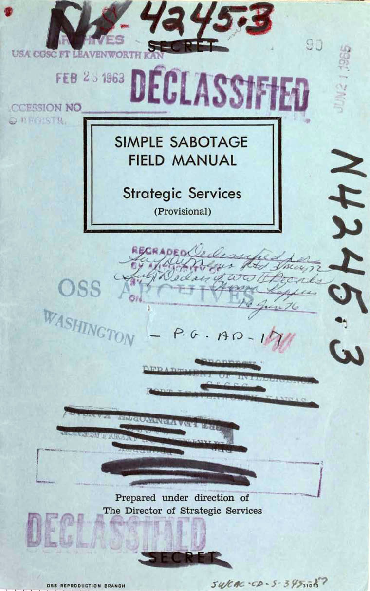 Корицата на наръчника на OSS от 1944 г. Simple Sabotage Field Manual, разсекретен през 2008 г., с печати SECRET и DECLASSIFIED.